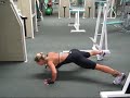personal trainer gostosa treinando glúteos