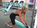 personal trainer gostosa treinando glúteos