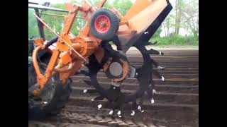 KAWABE RL701. （1連式ロータリートレンチャー） ゴボウ・ナガイモの床づくり - YouTube