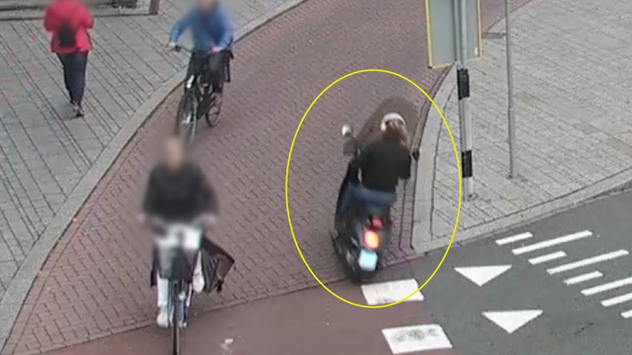 Video: wie herkent deze scooterrijder die fietsster aanreed in centrum Almere Stad?
