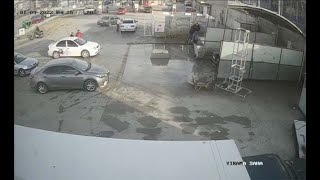 Polis aranan şahsı otomobilini yıkarken yakaladı