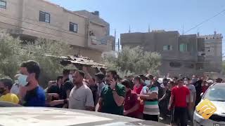 في #غزة.. هتافات ضد #السيسي أثناء تشيع جنازة صيادَيْن قتلهما جيش مصر