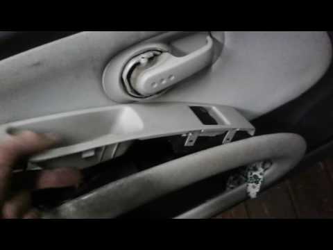 Разборка обшивки водительской двери на Nissan Micra