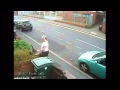 Une mamy filmee par une camera de surveillance en train jeter un chat dans la poubelle du voisin