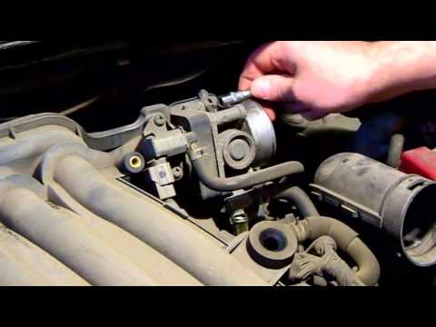 Замена свечей зажигания в двигателе Nissan HR16DE часть1