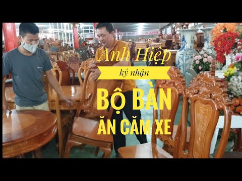 Anh hiệp củ chi ký nhận bộ bàn ăn căm xe 8 ghế và đặt bộ cuốn thư câu đối gõ (219)