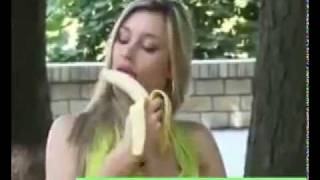 バナナをエロく食べる美女。通りすがりの男性はどうする？といういたずら