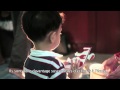 Un enfant joue avec un puzzle