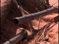 Una tubería rota en el desierto.