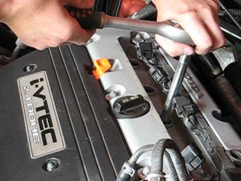 Honda Element' Replacement of spark plugs (Замена свечей зажигания).