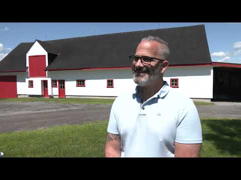 Discussions avec Patrick Aubin au sujet de travaux sur sa grange-étable familiale à Saint-Pierre