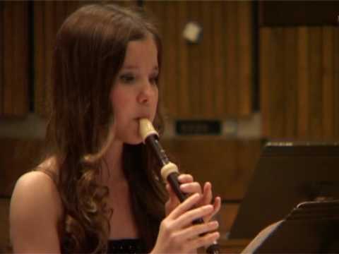 木笛演奏 J. S. Bach: Suite No. 2  Minuet, Badinerie - by Lenka Molcanyiova - YouTube