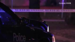 Un policía de Kansas City recibió varios disparos mientras estaba sentado en su coche.