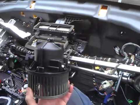 Как поменять моторчик отопителя на Land Rover Freelander?