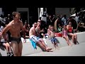 Il danse sur LMFAO à la plage et assure le spectacle !