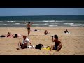 Il danse sur LMFAO à la plage et assure le spectacle !