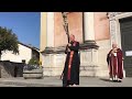 Giám Mục đi chân đất vác thánh giá chúc lành cho thành phố, gây xúc động mạnh tại Ý.