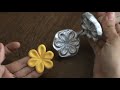 Cómo hacer flores de foami con troqueles de aluminio