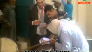 عجوز يدلى بصوته من فوق عربة كارو 