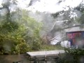 Ratxa de vent de l'huracà Gustav destrossa una propietat en front de la càmera d'una família aterrida