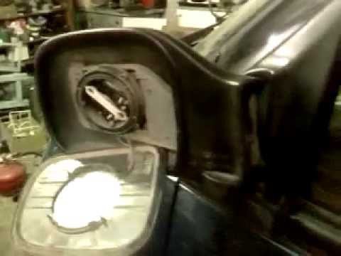 Wie man den Spiegel des Nissan Serena von 23m zerlegt