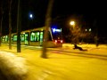Un grenoblois fait de la luge accroche derriere le tramway de la ville ! ;)