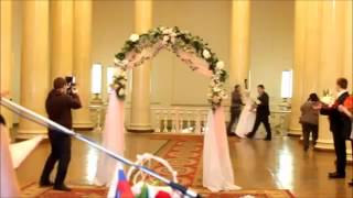 Noiva perde a saia a caminho do altar