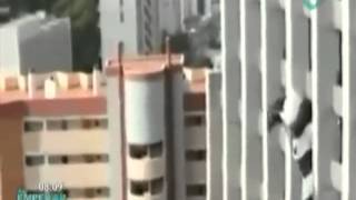 Impactantes imágenes de una mujer que logra salir viva al saltar de un edificio