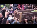 بالفيديو: لحظة خروج جثمان الفنان ممدوح عبد العليم من مسجد مصطفي محمود
