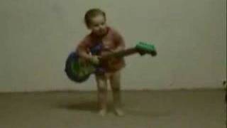 見事なハードロックのギターパフォーマンスを見せる赤ちゃん