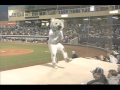 Mascotte fail : la mascotte de l equipe de baseball des Reno Aces tombe en faisant un moonwalk