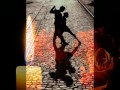 Βίκυ Λέανδρος - Το φεγγάρι είναι κόκκινο