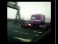Un camion fou sur l autoroute pousse une voiture et n a pas l intention de s arreter