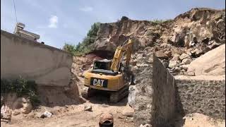 Nevşehir Alacaşar köyünde tehlike oluşturan dev kaya düşürüldü