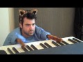 Keyboard Cat remake : un mec deguise fait le remake du celebre chat qui joue du piano