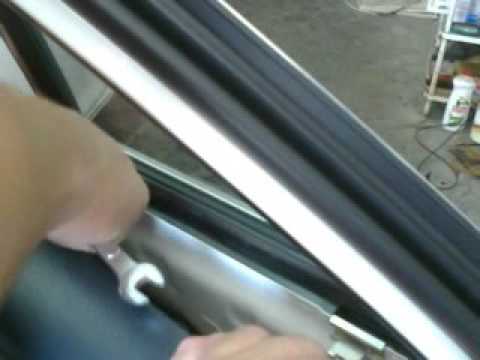 Видео. снятие форточки задней двери (треугольника) на Тойоте Камри.