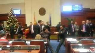 Потасовка в парламенте Македонии - фото 1