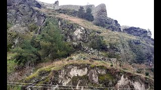 Tarihi kale korkutuyor, patır patır kaya parçası düşüyor
