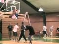 Dunk fail : un basketteur qui a voulu en faire un peu trop reste accroche au panier