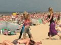 Une pluie de tampons hygieniques sur une plage hollandaise :o