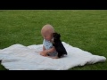 Bebe brincando com cachorro fofinho