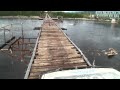 Traversee perilleuse d une riviere sur un pont tres dangereux en Siberie