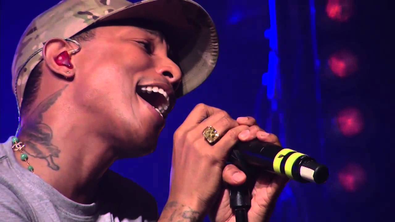 daft punk   get lucky ft  pharrell williams (first live performance hd @ htc live)