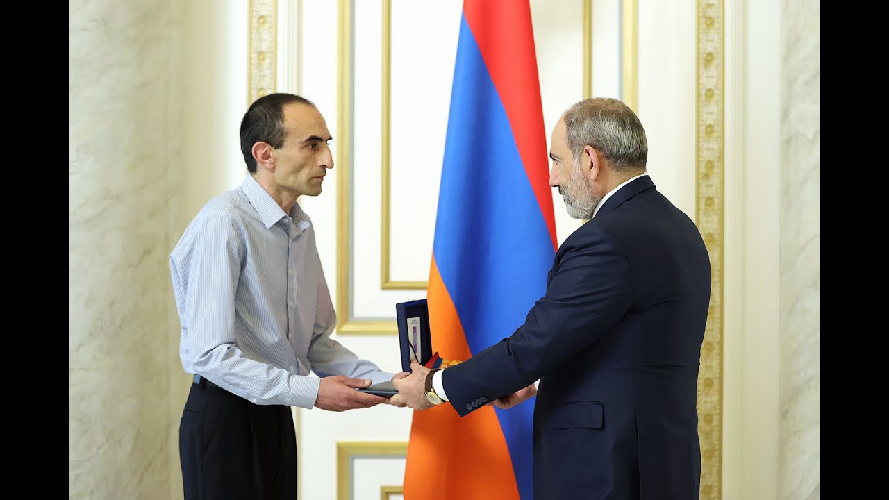 Nikol Pashinyan hands over Order of Motherland awarded to Arkady Ter-Tadevosyan to the late commander’s son