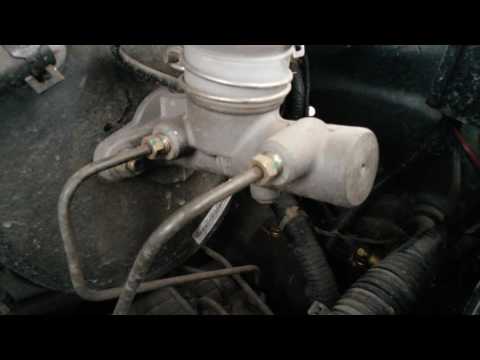 Où se trouvent les tuyaux de frein dans une Toyota Starlet?