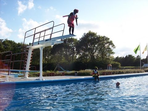 Pieten zwemmen in Haulerwijk - Pieten op zwemles