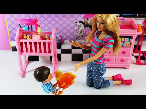 Princesas da Disney visitam Julinha, o bebê da Barbie [Parte 02] - Em Portugues Clube Kids