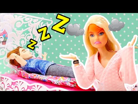 Barbie Puppen Video. Ein neues Bett für Barbies Familie. Kinder Video auf Deutsch