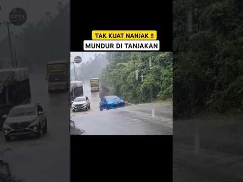 Mobil terselip di tanjakan licin