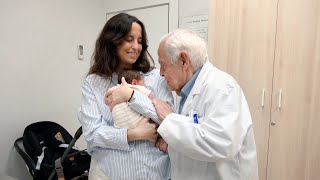 Un ginecólogo de 86 años asiste el parto de su propio bisnieto: "Era mi ilusión"